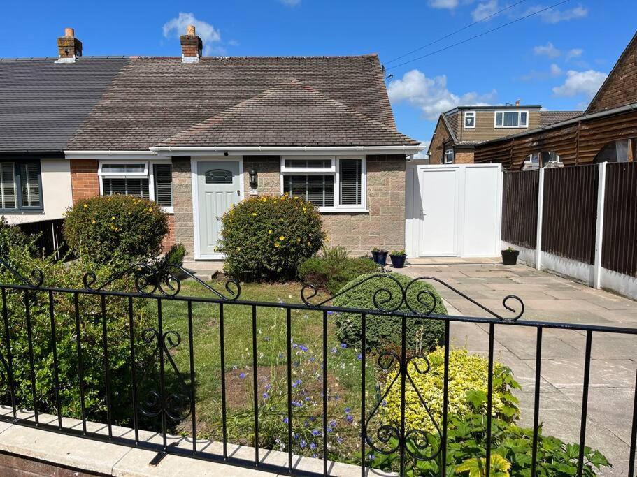 Burscough Idyllic Bungalow, Ideal Location In West Lancashire מראה חיצוני תמונה
